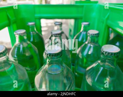 Glas Wasser in Flaschen auf seinem Karton. Selektiver Fokus Stockfoto