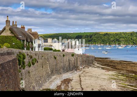 Malerische Ferienhäuser blicken auf den Hafen im Küstendorf St. Mawes auf der Halbinsel Roseland an der Küste Cornichs. Stockfoto