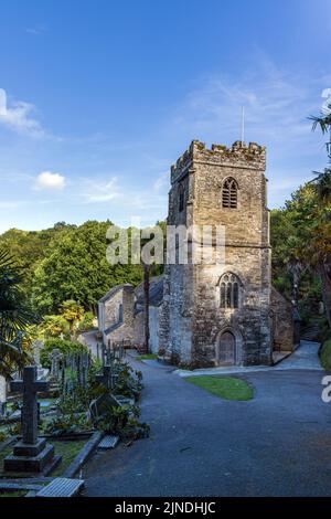 Die hübsche St. in der Kirche von Roseland. In einem subtropischen Garten am Rande eines Baches am Fluss Fal auf der Halbinsel Roseland in Cornwall gelegen. Stockfoto