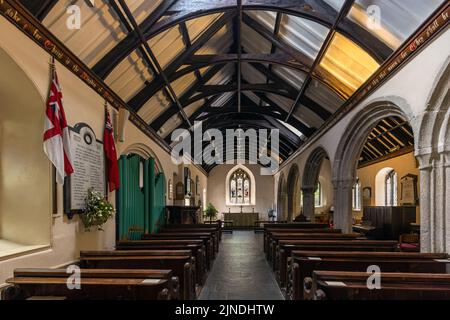 Das Innere von St Just in Roseland Church. In einem subtropischen Garten am Rande eines Baches am Fluss Fal auf der Halbinsel Roseland in Cornwall gelegen. Stockfoto