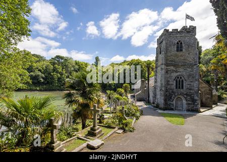 Die hübsche St. in der Kirche von Roseland. In einem subtropischen Garten am Rande eines Baches am Fluss Fal auf der Halbinsel Roseland in Cornwall gelegen. Stockfoto