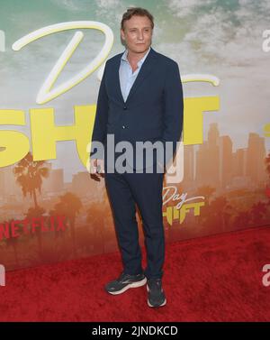 Los Angeles, USA. 10. August 2022. Oliver Masucci kommt bei der TAGESSCHICHT-Weltpremiere von Netflix an, die am Mittwoch, dem 10. August 2022, im Regal LA Live in Los Angeles, CA, stattfand. (Foto: Sthanlee B. Mirador/Sipa USA) Quelle: SIPA USA/Alamy Live News Stockfoto