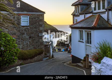 Blick hinunter zum Hafen im malerischen Fischerdorf Portloe an der Küste Cornichs. Stockfoto