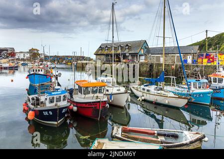Blick auf den Hafen von Mevagissey in Cornwall, mit dem kleinen Fischmarkt im Hintergrund. Stockfoto