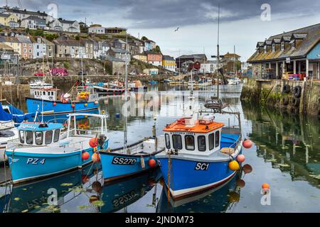 Bunte Boote, die im Innenhafen des kornischen Fischerdorfes Mevagissey festgemacht sind. Stockfoto