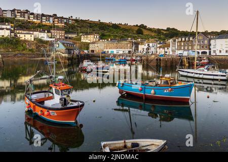 Bunte Boote, die im Innenhafen des kornischen Fischerdorfes Mevagissey festgemacht sind. Stockfoto