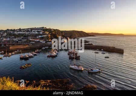 Sonnenaufgang am Hafen von Mevagissey an der Südküste von Cornwall, England Stockfoto