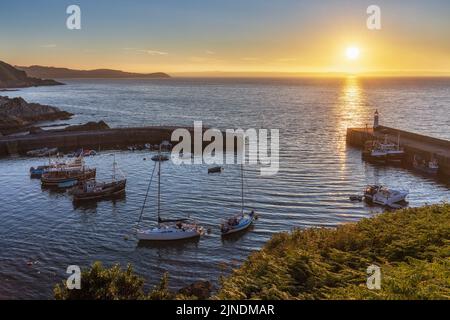 Sonnenaufgang am Hafen von Mevagissey an der küste cornichos. Stockfoto