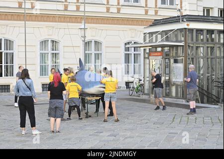 Wien, Österreich. 11.. August 2022. Greenpeace übergibt eine Petition zum Schutz der Meere an das österreichische Außenministerium, die von 463.300 Menschen in Österreich unterzeichnet wurde. Ein fünf Meter hoher Dummy-Hai wurde vor dem Außenministerium aufgehängt, um an den ernsthaften Meeresschutz zu erinnern. Quelle: Franz Perc/Alamy Live News Stockfoto