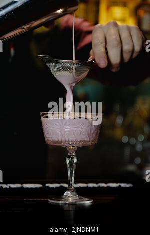 Zubereitung eines Cocktails durch einen Barkeeper Stockfoto