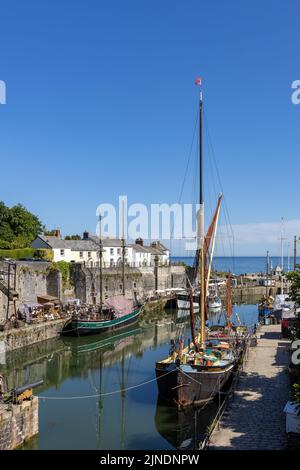 Charlestown Harbour im Süden von Cornwall, in der Nähe von St. Austell. Es ist berühmt für die hohen Schiffe, die im inneren Hafen aus dem 18.. Jahrhundert festgemacht sind. Stockfoto