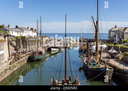 Charlestown Harbour im Süden von Cornwall, in der Nähe von St. Austell. Es ist berühmt für die hohen Schiffe, die im inneren Hafen aus dem 18.. Jahrhundert festgemacht sind. Stockfoto