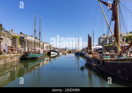 Charlestown Harbour im Süden von Cornwall, in der Nähe von St. Austell. Es ist berühmt für die hohen Schiffe, die im inneren Hafen aus dem 18.. Jahrhundert festgemacht sind. Stockfoto