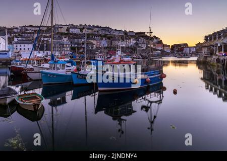 Bunte Boote, die im Innenhafen des kornischen Fischerdorfes Mevagissey festgemacht sind. Aufgenommen bei Sonnenaufgang Stockfoto