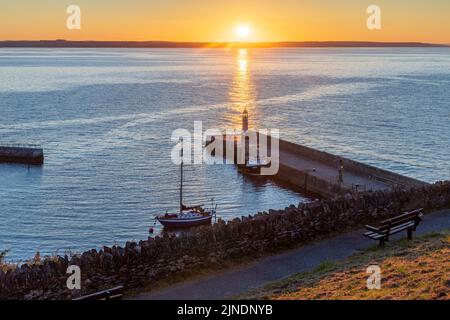 Sonnenaufgang am Hafen von Mevagissey an der küste cornichos. Stockfoto