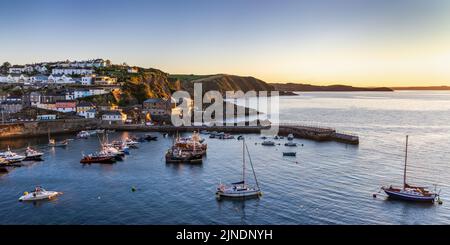 Sonnenaufgang im malerischen Fischerdorf Mevagissey an der kornischen Küste. Stockfoto