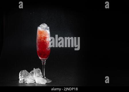 Gefrorener Wein trinkt Granita auf schwarzem Hintergrund. Italienisches Dessert Granita, ein erfrischender tropischer Sommertrunk. Stockfoto
