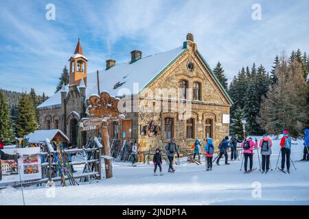 Historische Touristenhütte im sonnigen Winter Stockfoto