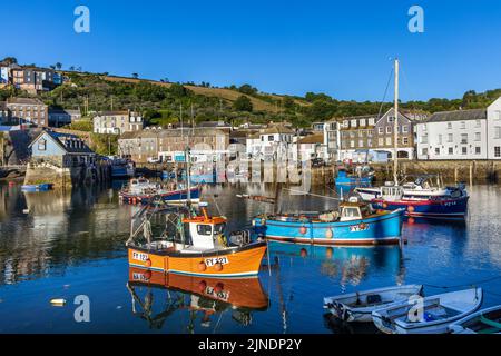 Blick auf den Hafen von Mevagissey in Cornwall, mit dem kleinen Fischmarkt im Hintergrund. Stockfoto