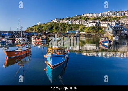 Bunte Boote, die im Innenhafen des kornischen Fischerdorfes Mevagissey festgemacht sind. Stockfoto