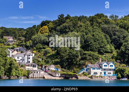 Boddinick Dorf am Fluss Fowey. Das 'Ferryside'-Haus am Wasser war das ehemalige Zuhause der Autorin Dapne du Maurier, Cornwall, England. Stockfoto