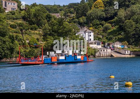 Blick von Fowey auf die Bodinnick Ferry, die in Bodinnick, Cornwall ankommen wird. Stockfoto