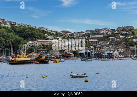 Blick auf Polruan über den Fluss Fowey in Cornwall. Stockfoto