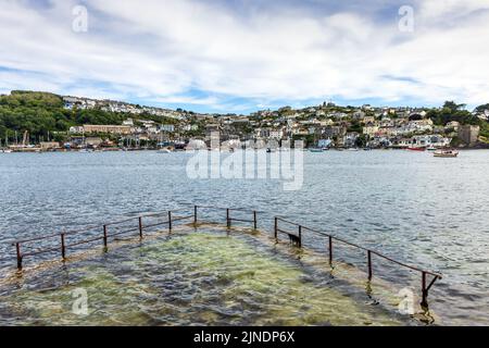 Blick auf Polruan über den Fluss Fowey in Cornwall, mit dem alten Whitehouse-Meerpool im Vordergrund. Stockfoto