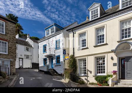 Customs House Hill, eine malerische, schmale Straße in Fowey, Cornwall. Stockfoto