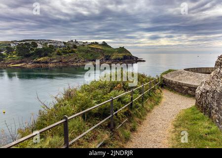 Blick auf Polruan über die Mündung des Flusses Fowey in den Ruinen von St. Catherine's Castle, südlich von Fowey, Cornwall. Stockfoto