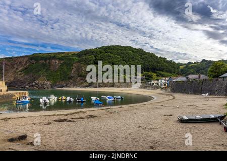 Vergnügungsboote liegen in Polkerris in Cornwall, einer reizvollen Sandbucht mit einem kleinen Hafen. Stockfoto