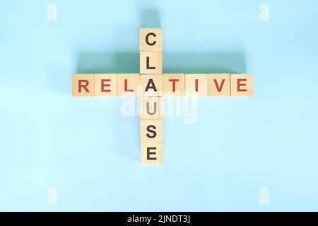 Relativer Klauselbegriff in der englischen Grammatikausbildung. Holzblock Kreuzworträtsel flach lag auf blauem Hintergrund. Stockfoto