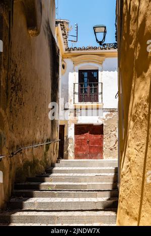 Panoramasicht auf die Altstadt von Elvas in Alentejo, Portugal. Enge Gassen mit weiß getünchten weißen Häusern Stockfoto