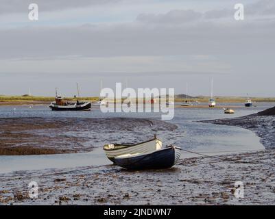 Boote auf Wattflächen bei Ebbe, Brancaster Staithe Kai Oktober 2020 Stockfoto