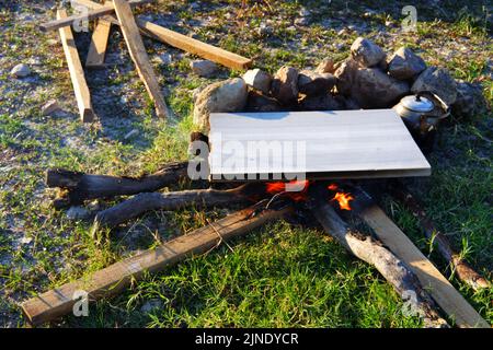 Marmor auf Lagerfeuer zum Kochen und Teekannen am Feuer im Freien Stockfoto