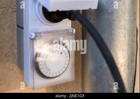 Steckdose mit Timer und Netzstecker Stockfoto