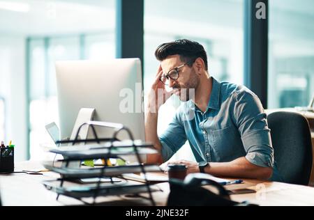 Stress, Angst und Sorge mit einem Geschäftsmann, der sich frustriert, gereizt und genervt über Arbeit und Fristen fühlt. Unzufriedener und negativer männlicher Mitarbeiter Stockfoto