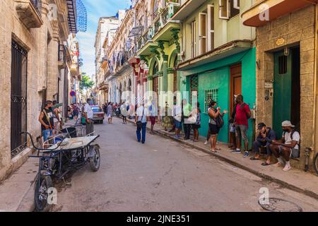 HAVANNA, KUBA - 2. JANUAR: Am 2. Januar 2021 stehen in Havanna in einem lokalen Geschäft auf der Straße Schlange, um Lebensmittel zu kaufen Stockfoto