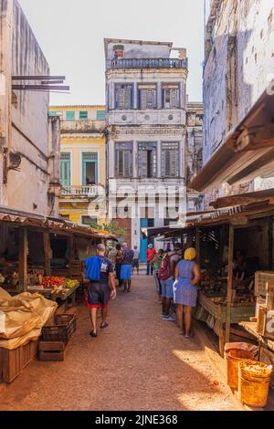 HAVANNA, KUBA - JANUAR 2: Lokaler Markt mit Obst und Gemüse am 2. Januar. 2021 in Havanna vieja, Kuba. Stockfoto