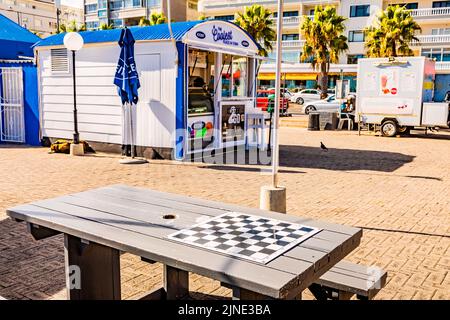 Kapstadt, Südafrika - 12. Mai 2022: Food-Truck-Geschäfte im Freien am Sea Point Beach Stockfoto