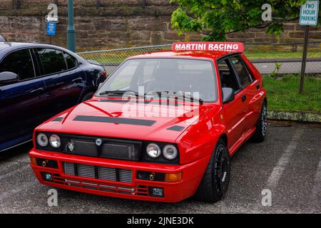 Ein roter Lancia Delta Integrale unter Martini Racing in Milford Cars & Coffe Event, Milford, Connecticut Stockfoto