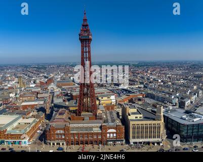 Blackppol Tower, Aussichtsplattform , Top Down, Luftdrohne , aus der Luft gesehen, Vogelperspektive Stockfoto