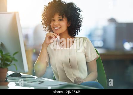 Freundliche und erfolgreiche Geschäftsfrau oder Unternehmensfachfrau, die mit ihrem Job in der Personalabteilung in einem modernen Unternehmen zufrieden ist. Porträt eines Stockfoto