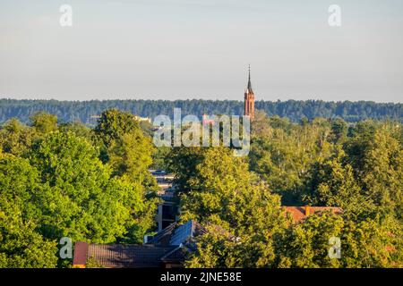 Luftpanorama des litauischen Kurortes Druskininkai mit der Kirche der Heiligen Maria Scapular Stockfoto