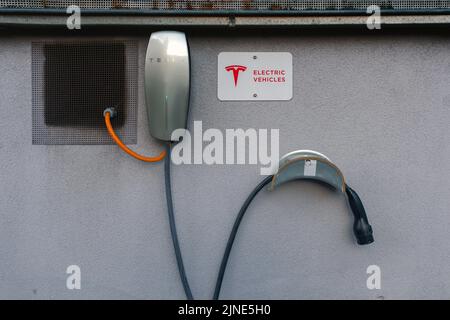 Tesla Wall Connector – eine effiziente und bequeme Ladelösung für zu Hause, mit der das Fahrzeug über Nacht eingesteckt werden kann. Stockfoto