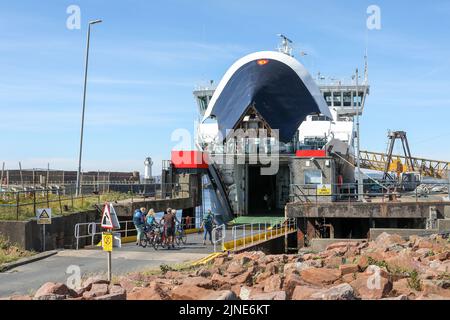 Caledonian MacBrayne Fähre, Caledonian Isles, Segeln von der Insel Arran, über den Firth of Clyde, legt bei Ardrossan und Radfahrer steigen über Th Stockfoto