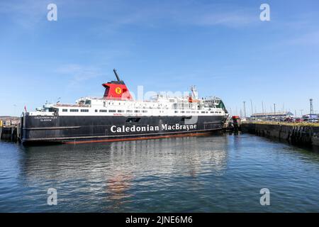 Caledonian MacBrayne Fähre, Caledonian Isles, die von der Insel Arran über den Firth of Clyde fährt, liegt in Ardrossan. Ayrshire, Schottland, Großbritannien Stockfoto