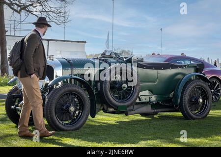 Der Zuschauer bewundert das Blower Bentley 1929, das auf dem Goodwood 79. Members Meeting in Sussex, Großbritannien, ausgestellt wird. Stockfoto