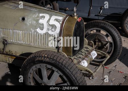 Chris Hudsons 1925 Bugatti 35B in der Paddock Garage vor dem Varzi Trophy-Rennen bei Goodwood 79. Members Meeting, Sussex, Großbritannien. Stockfoto