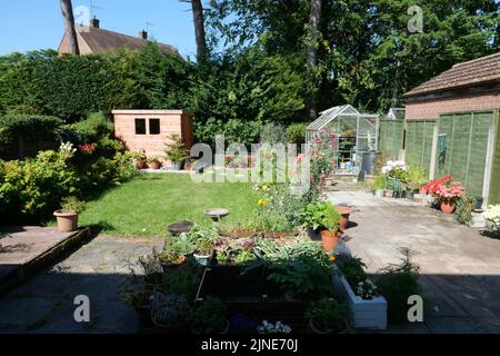 Ein englischer Sommergarten bei Sonnenschein Stockfoto